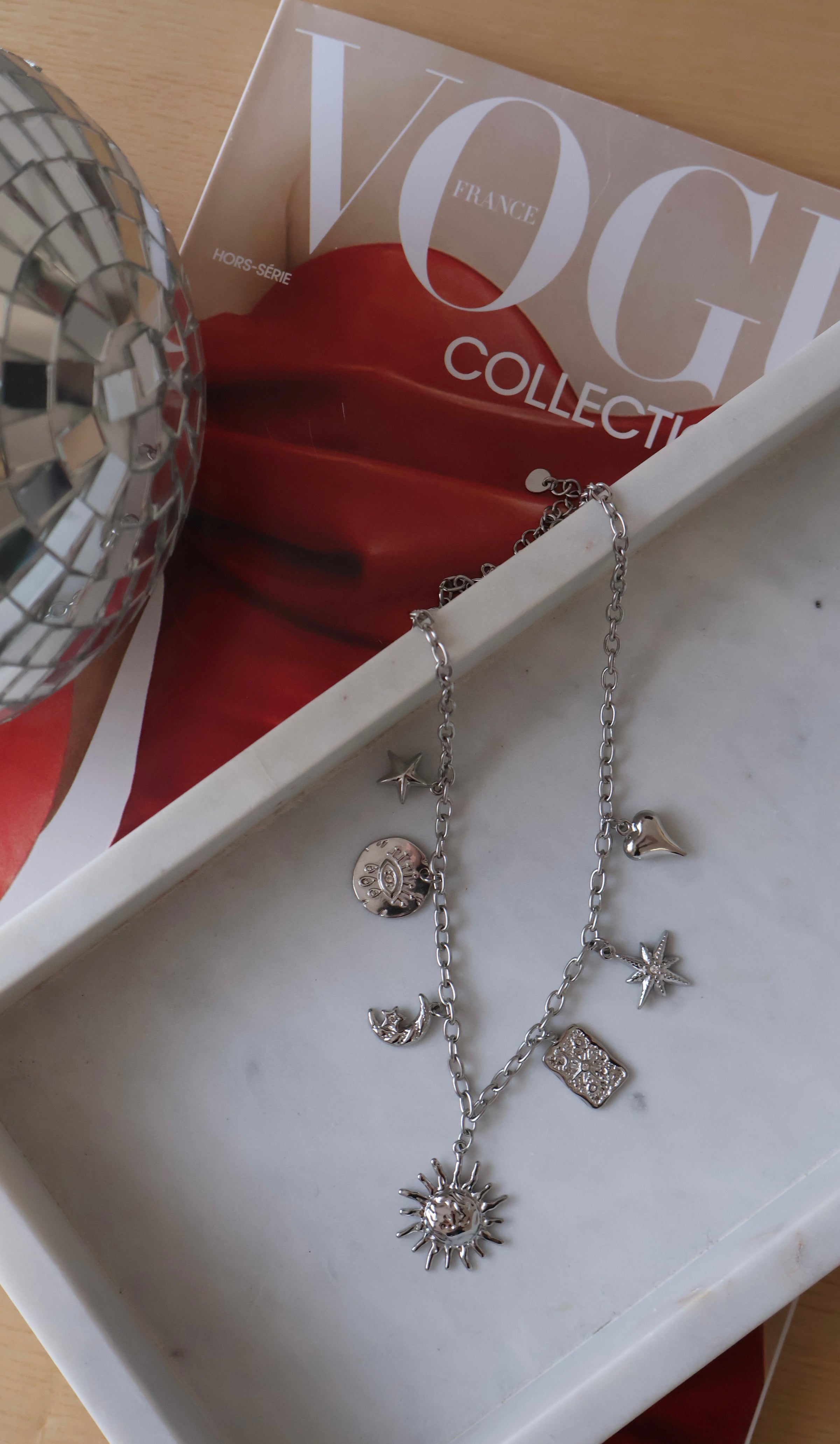 Collier argenté avec breloques CARRIE