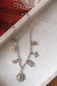 Collier argenté avec breloques CARRIE