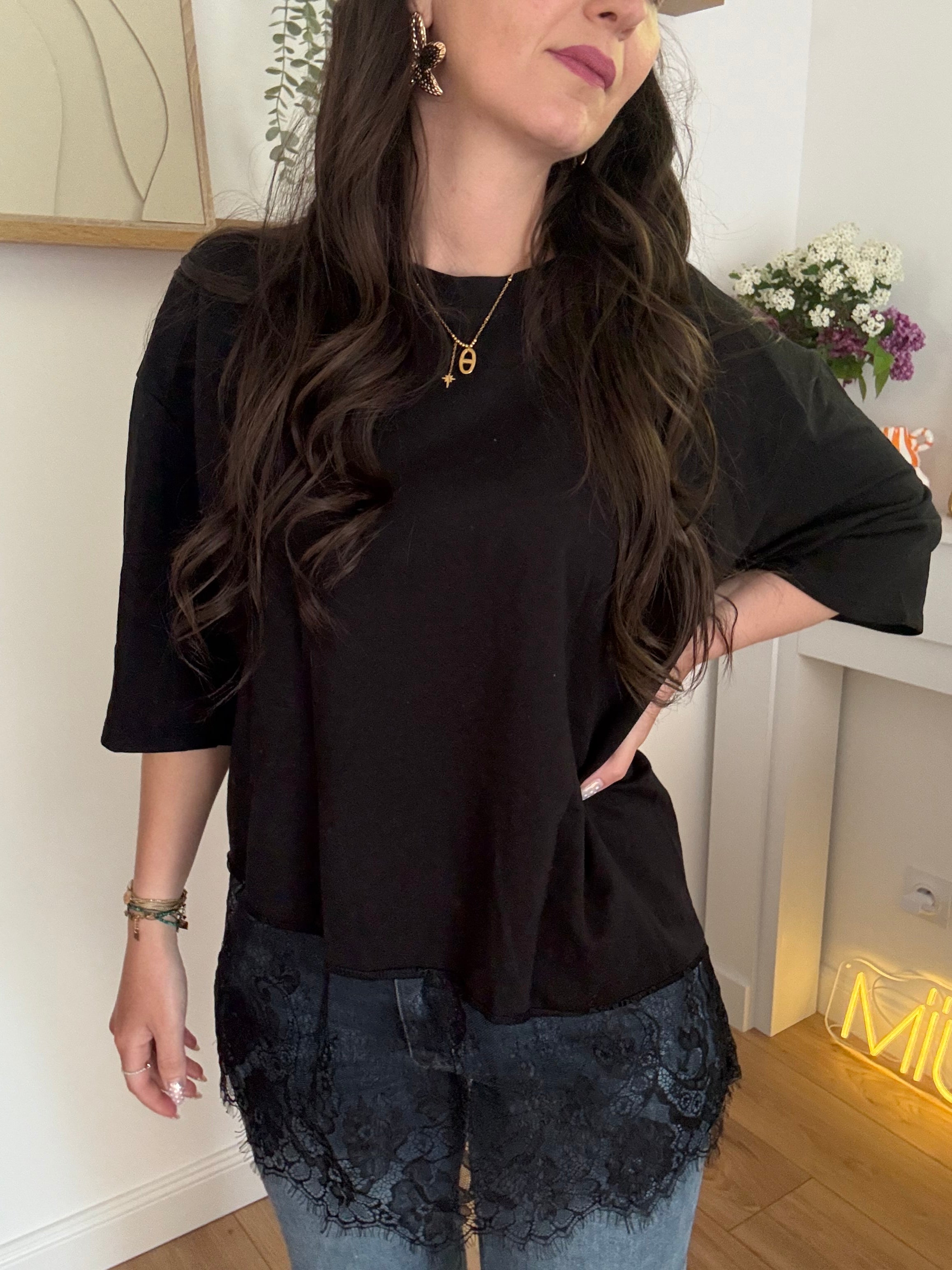T-shirt MARINA Avec Dentelle Sur Le Bas Noir