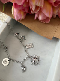 Collier argenté avec breloques CARRIE