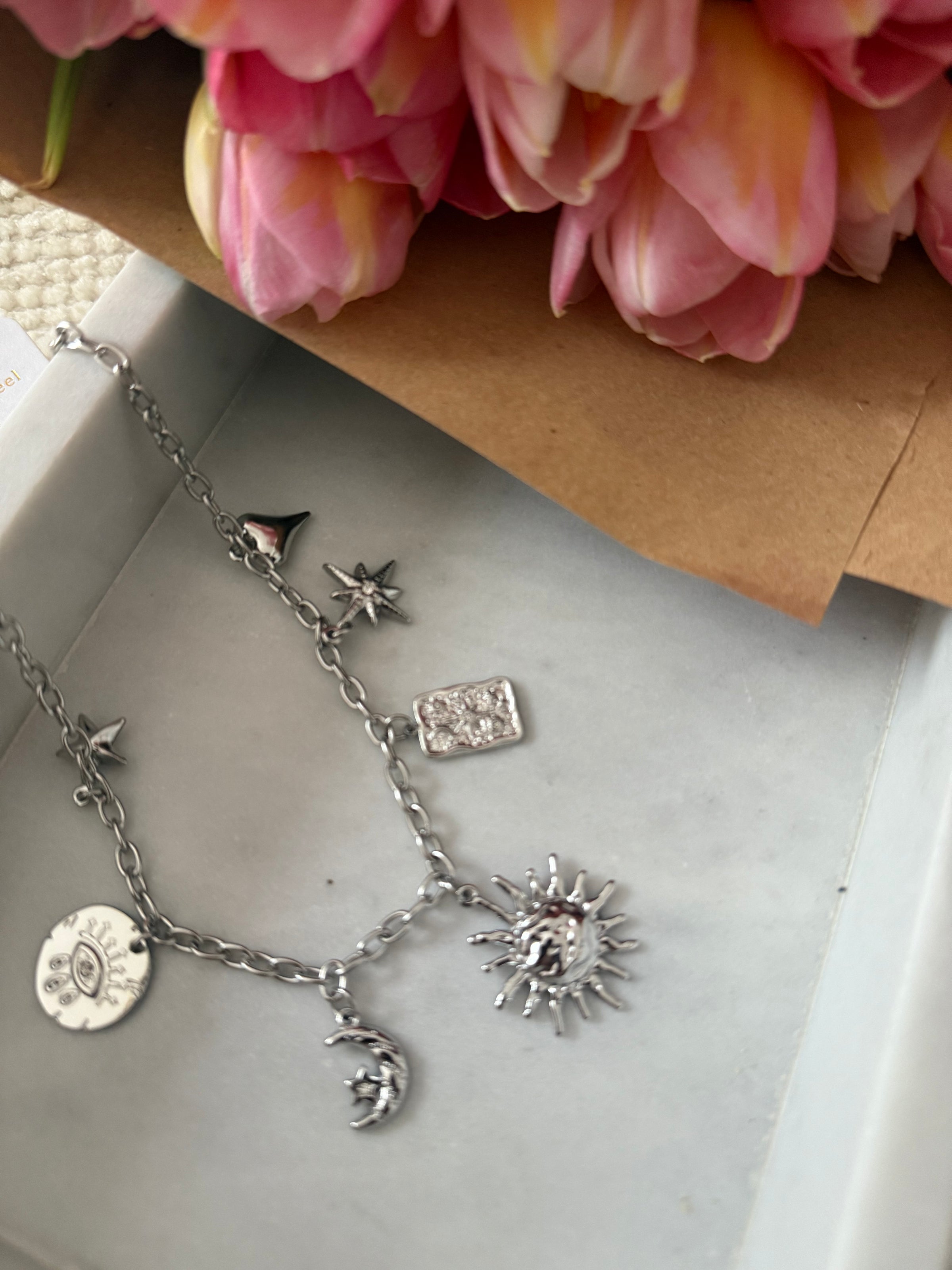 Collier argenté avec breloques CARRIE