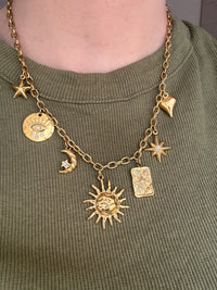 Collier doré avec breloques CARRIE