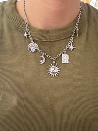 Collier argenté avec breloques CARRIE