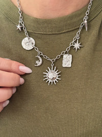 Collier argenté avec breloques CARRIE
