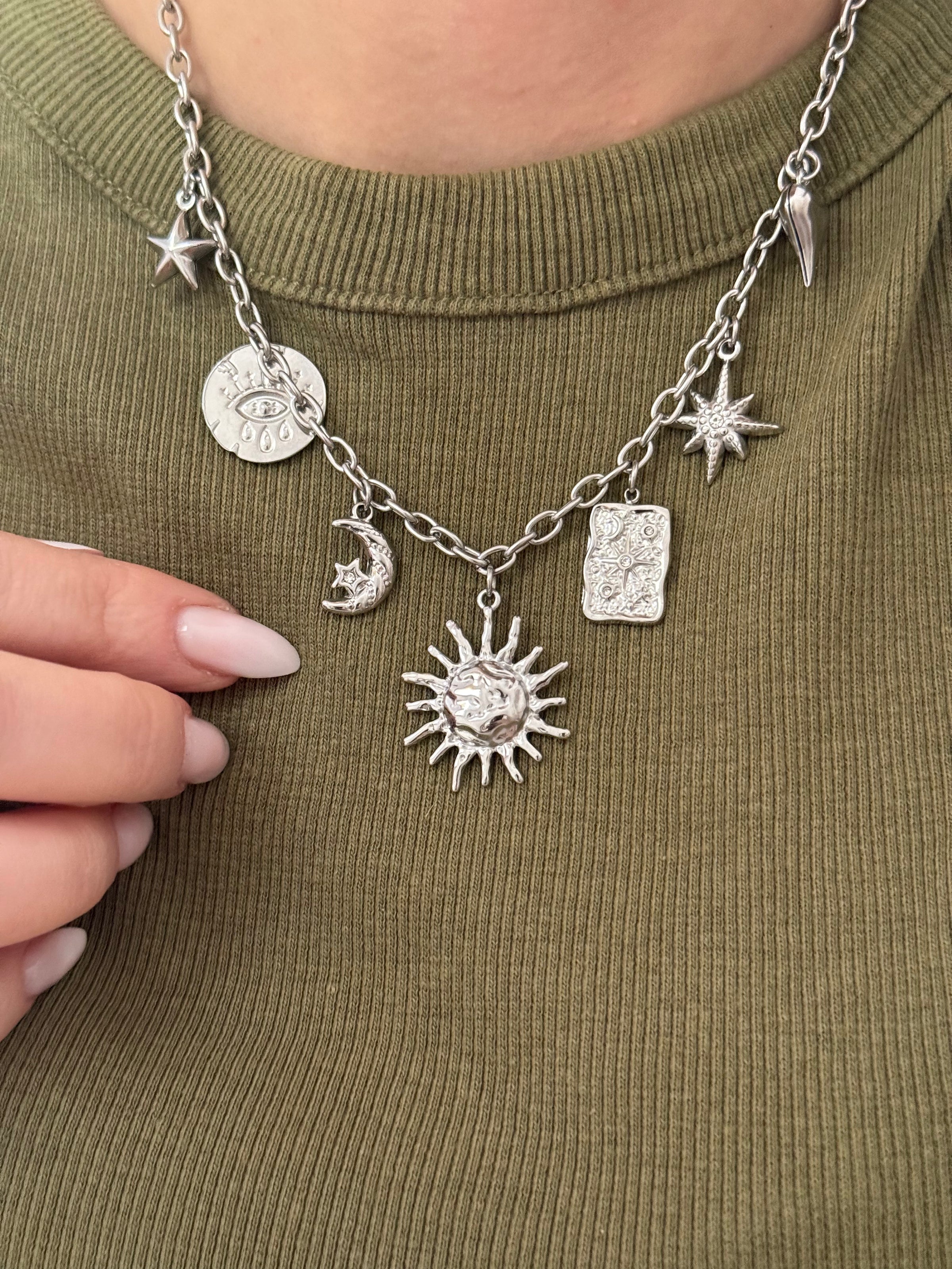 Collier argenté avec breloques CARRIE